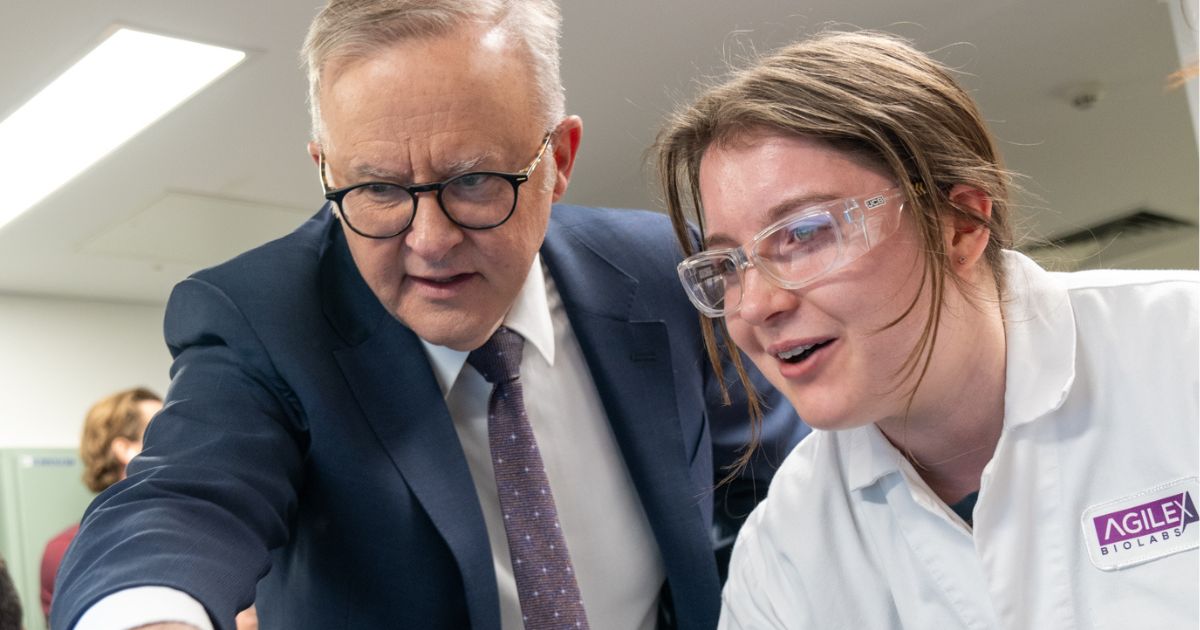 Prime Minister Anthony Albanese speaking with an Agilex Biolabs scientist about brevetoxin testing.
