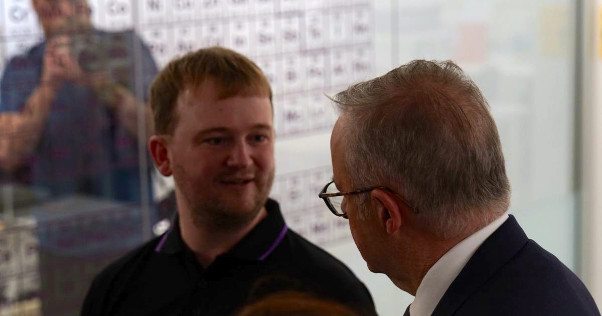 Agilex Biolabs CSO Morgan Evans in discussion with Prime Minister Anthony Albanese on the algal bloom crisis.